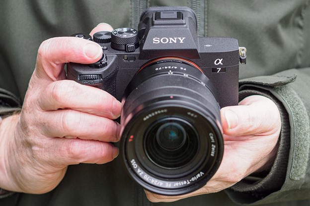 بهترین دوربین سونی برای عکاسی همه جانبه: Sony A7 IV